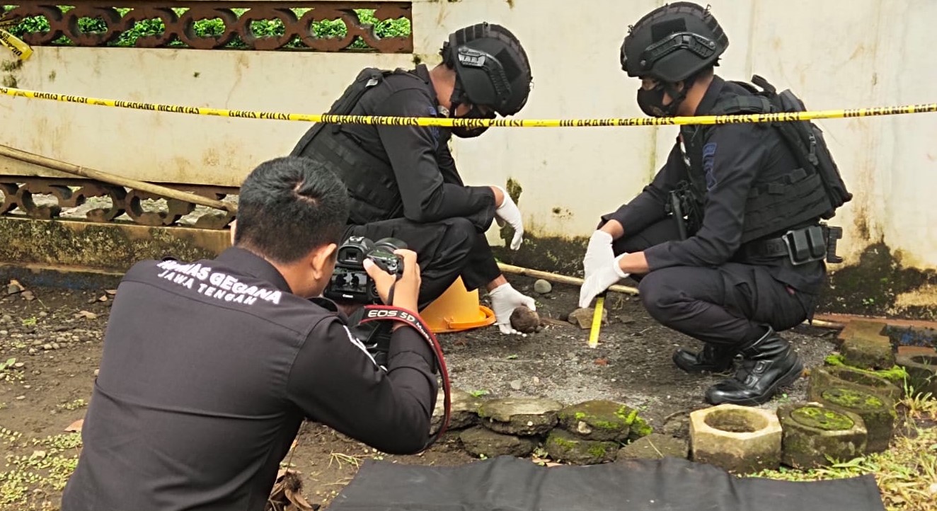 Tim Gegana Polres Purworejo mengevakuasi temuan granat aktif yang ditemukan oleh warga, Jumat (8/4/2022). Dok. Humas Polres/Lingkar.co