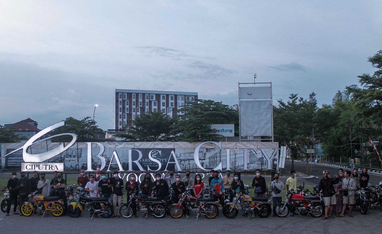 Komunitas motor Honda dan Honda CB adakan acara bukberSabtu (9/4/2022) di Foodtrack Barsa City Yogyakarta.dok pribadi/Lingkar.co