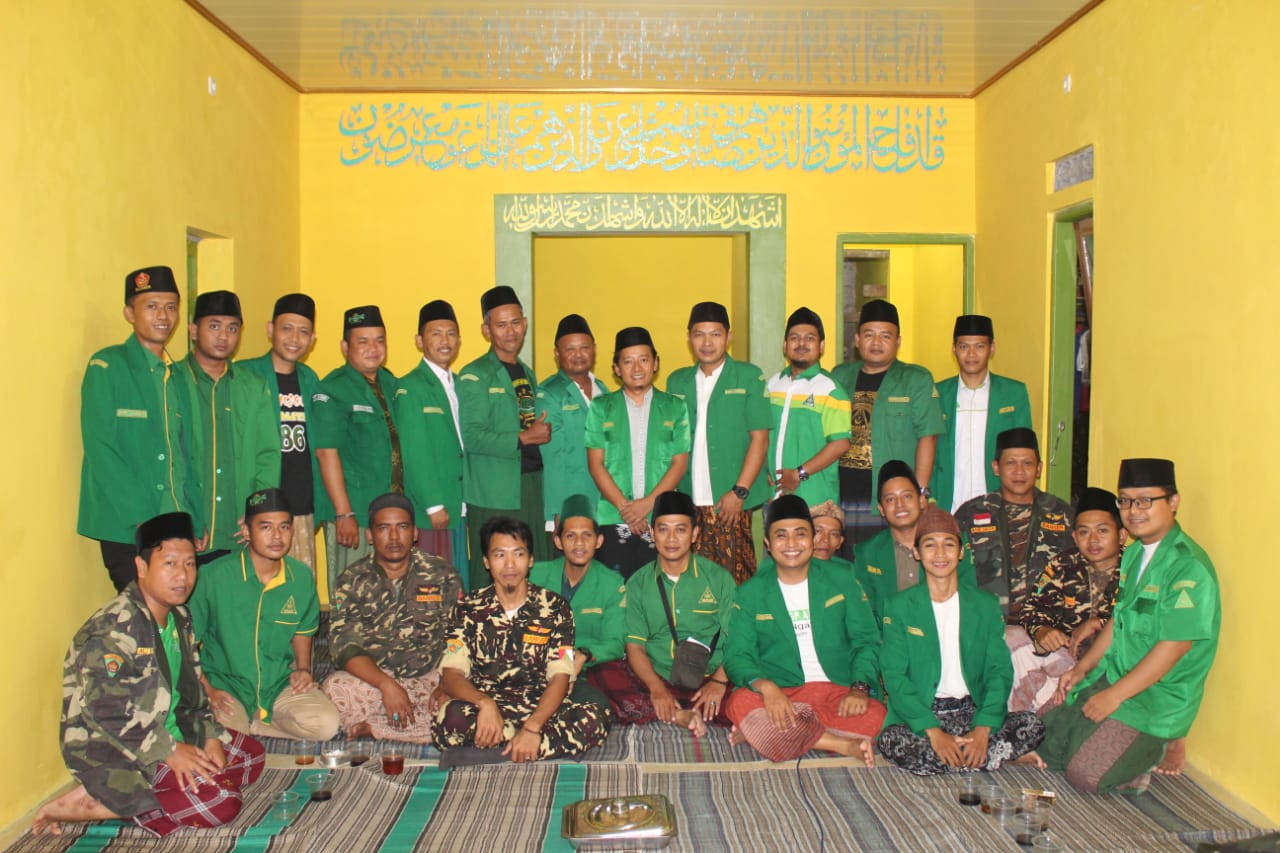 Ketua PC GP Ansor Kota Semarang Abdur Rahman (Gus Dora) bersama pimpinan anak cabang dan ranting wilayah Tugu dan Ngaliyan dalam kegiatan Turun Basis di Tugu, Kota Semarang, Minggu (10/4/2022). NURSEHA/LINGKAR.CO