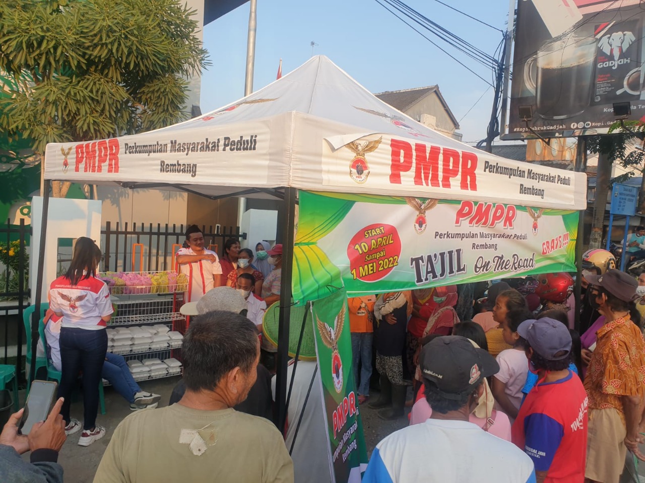 Paguyuban Masyarakat Peduli Rembang (PMPR) melaksanakan kegiatan bagi takjil gratis di 14 kecamatan se-Kabupaten Rembang. LINGKAR.CO