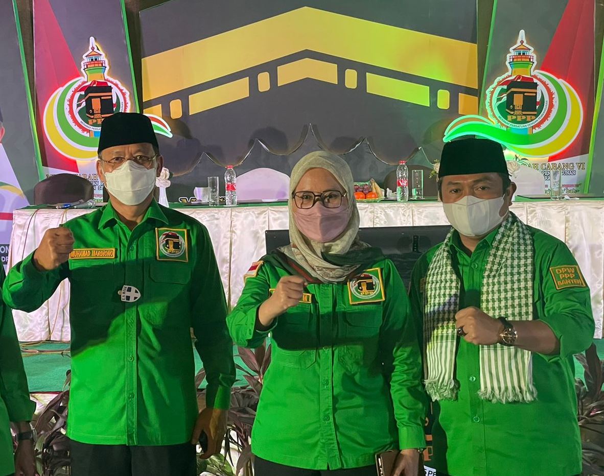 Ketua DPP PPP Atik Heru (tengah) bersama Ketua Majelis Pertimbangan Partai juga Wantimpres Muhammad Mardiono (kiri) dan Ketua DPW PPP Banten Subadri Usuludin. Muhammad Idirs/Lingkar.co