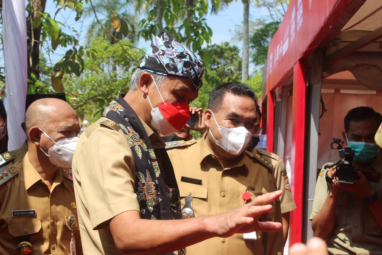 bupati Arief Rohman mendampingi gubernur Jawa tengah di stay umkm, sebelum adakan musrenbangwil. Lilik Yuliantoro/Lingkar.co
