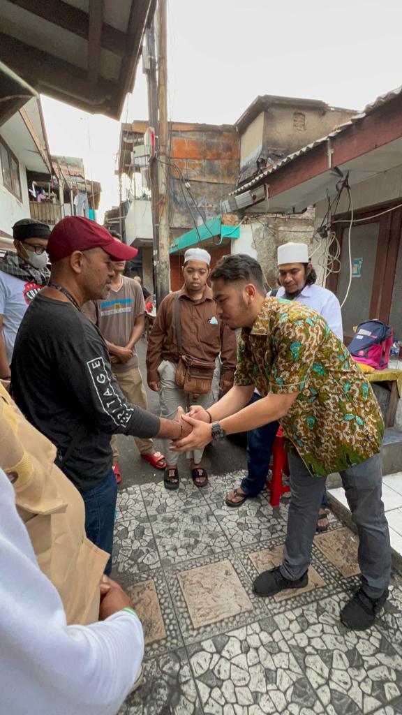 Sekretaris Wilayah DPW PPP DKI Jakarta Najmi Mumtaza Rabbany, dan Wakil Ketua Bidang Lingkungan & Bencana, Bobby KC kunjungi kader PPP yang menjadi korban kebakaran di Kel. Kebon Kelapa Kecamatan Gambir, Jakarta Pusat Selasa (26/04/2022). Muhammad Idris/Lingkar.co