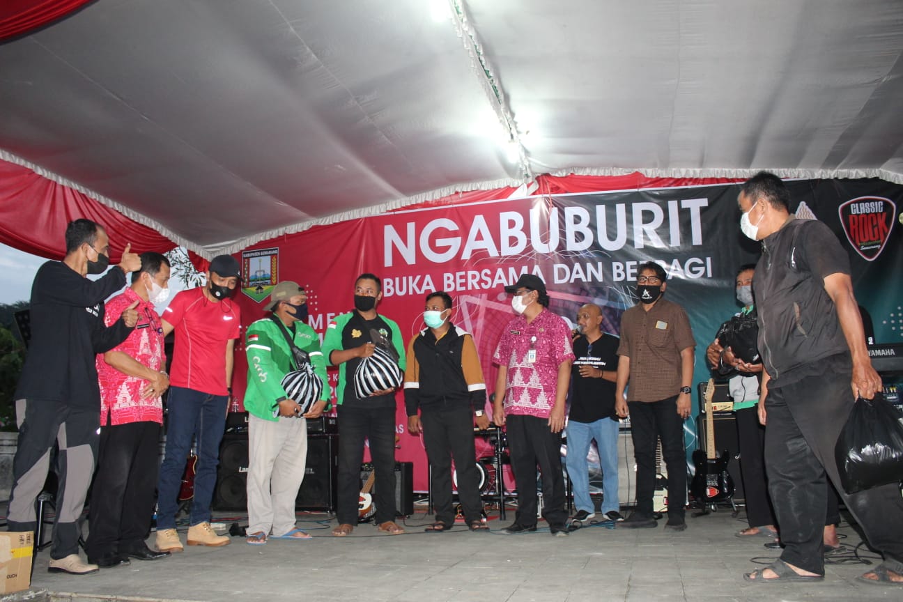 Penyerahan tali asih kepada komunitas ojek online dan ojek pangkalan oleh Kepala DLH, Kepala Dinas Pariwisata dan Ketua DPRD Kabupaten Semarang dalam acara Ngamen Ngamal di Alun-alun Bung Karno, Rabu (27/4/2022). Nurseha/Lingkar.co