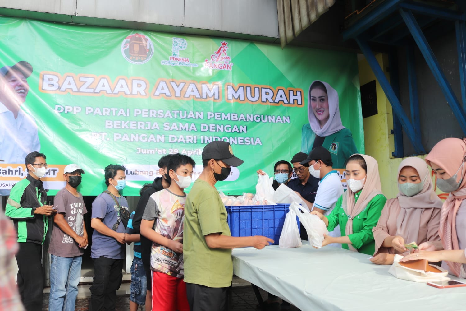 Partai Persatuan Pembangunan (PPP) bersama PT Pangan Dari Indonesia menggelar bazar murah ayam potong. Muhammad Idris/Lingkar.co