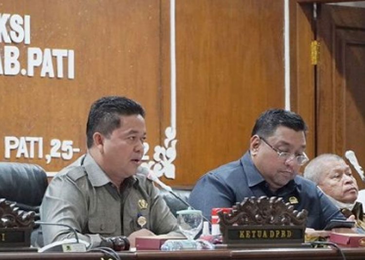 Ketua DPRD Pati, Ali Badrudin saat memimpin rapat paripurna bersama Wakil Ketua I Joni Kurnianto dan Wakil Ketua II H. Hardi, baru-baru ini. (Arif Febriyanto/Lingkar.co)
