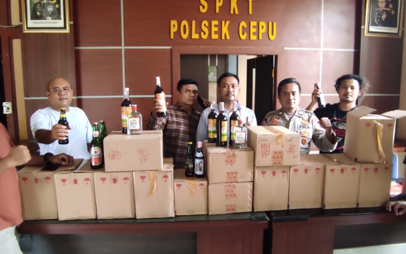 Barang bukti miras yang disita Polsek cepu. Lilik Yuliantoro/Lingkar.co