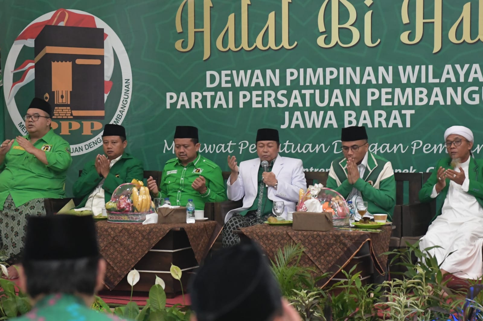 Dewan Pimpinan Wilayah Partai Persatuan Pembangunan (DPW PPP) Provinsi Jawa Barat menggelar Halal bi Halaldi Ma'had Al Ghadir Pondok Pesantren KHAS Kempek dalam rangka memperkuat soliditas pengurus partai di seluruh tingkatan, Cirebon, Senin Malam (16/5/2022). Muhammad Idris/Lingkar.co