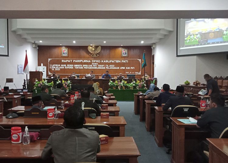 Suasana rapat paripurna DPRD Pati acara penjelasan Raperda tentang Pertanggungjawaban Pelaksanaan APBD Kabupaten Pati tahun anggaran 2021. (Arif Febriyanto/Lingkar.co)