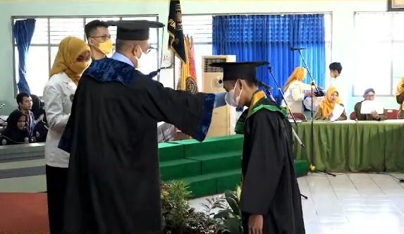Jurnalis Lingkar.co Achmad Rohadi (Paling Kanan) saat wisuda ke-66 Universitas Muhammadiyah Purworejo. Dok. Pribadi/Lingkar.co