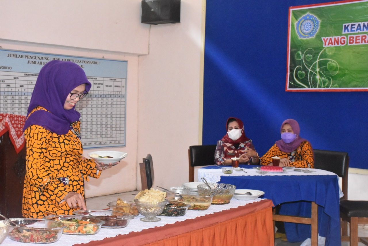 Ketua TP PKK Purworejo, Fatimah Verena Prihastyari memhuka kegiatan Gerakan Percepatan Keanekaragaman Konsumsi Pangan yang Beragam, Bergizi, Seimbang Aman (B2SA) dan Etika di Meja Makan. Dok/Achmad Rohadi/LINGKAR.CO