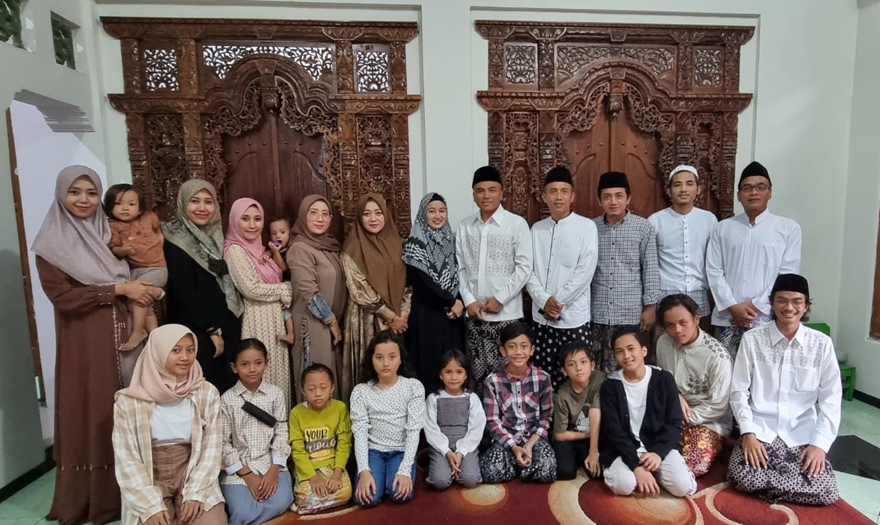 Keluarga besar Thomafi bersama menantu dan cucu/LINGKAR.CO