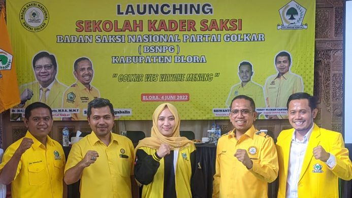 DPD Golkar Blora bersama dengan Wakil Ketua DPRD Provinsi Jateng Ferry Wawan Cahyono (dua kiri) Padmasari Mustika Jati (tengah) saat menggelar pendidikan politik sekolah kader saksi. Dok. Pribadi/Lingkar.co