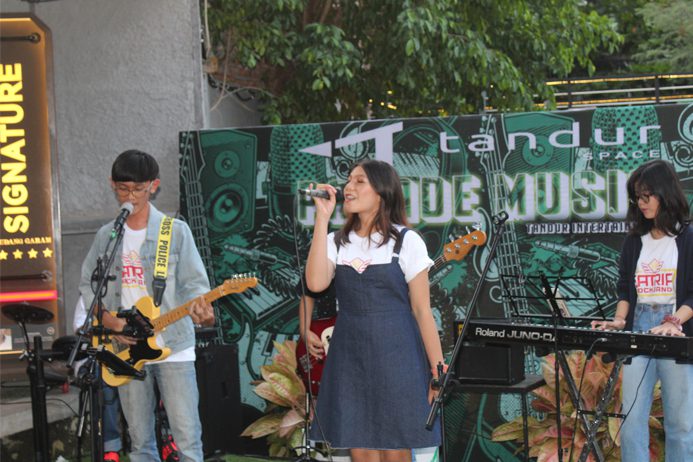 Salah satu performer Satria Band di Parade Musik Tandur Space Semarang. Nurseha/Lingkar.co