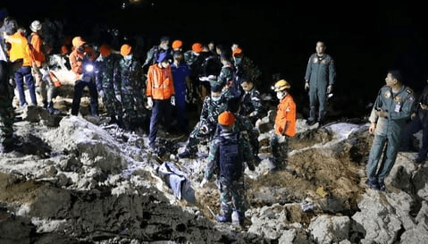 Proses evakuasi pesawat temput T-50i di Kabupaten Blora/LINGKAR.CO