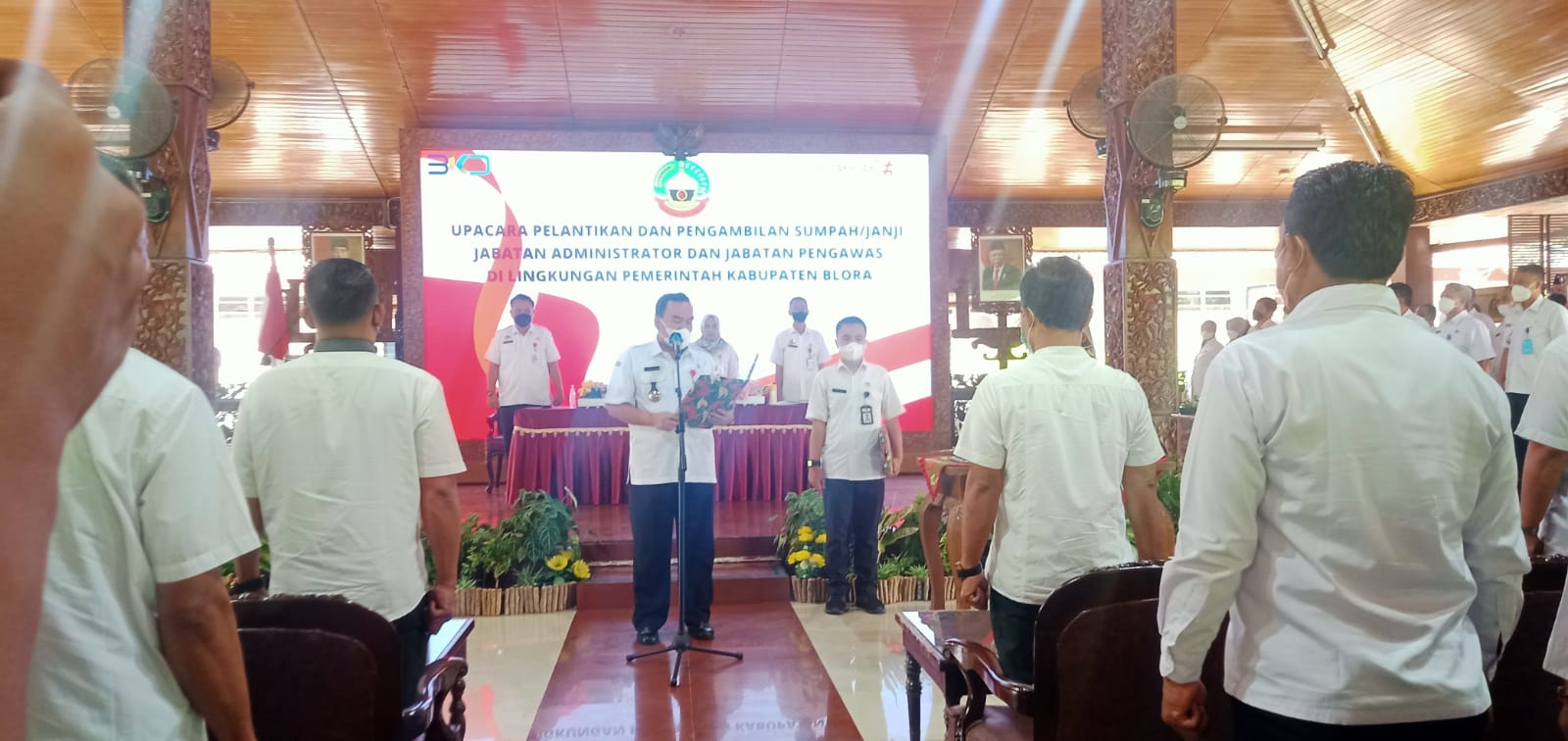 Bupati Blora Arief Rohman saat melantik 59 pejabat di Pendopo Kabupaten Blora, Rabu (13/7/2022). LILIK/LINGKAR.CO