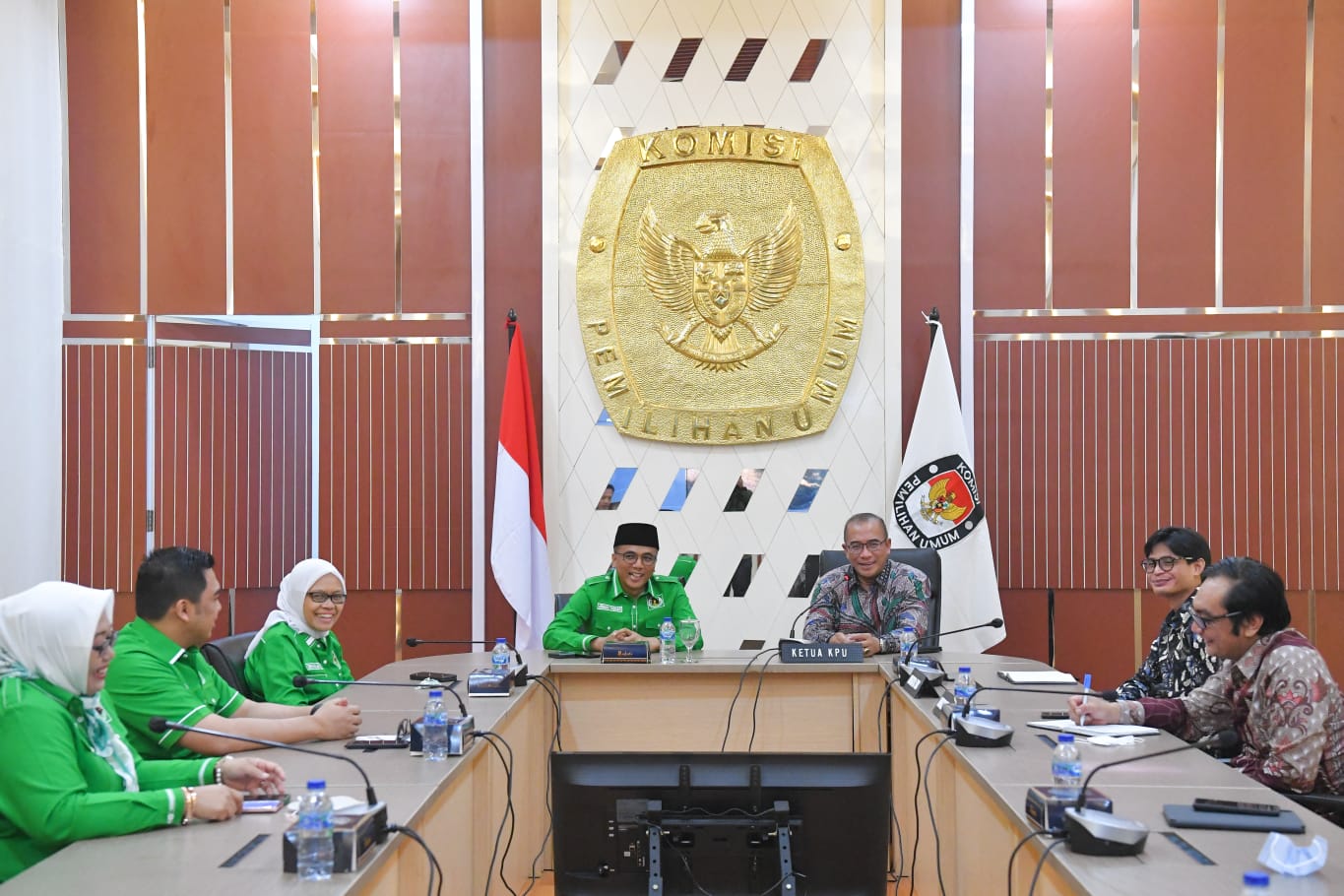 Sekjen PPP Arwani Thomafi bersama jajaran DPP PPP saat audiensi dengan Komisioner KPU. IDRIS/LINGKAR.CO