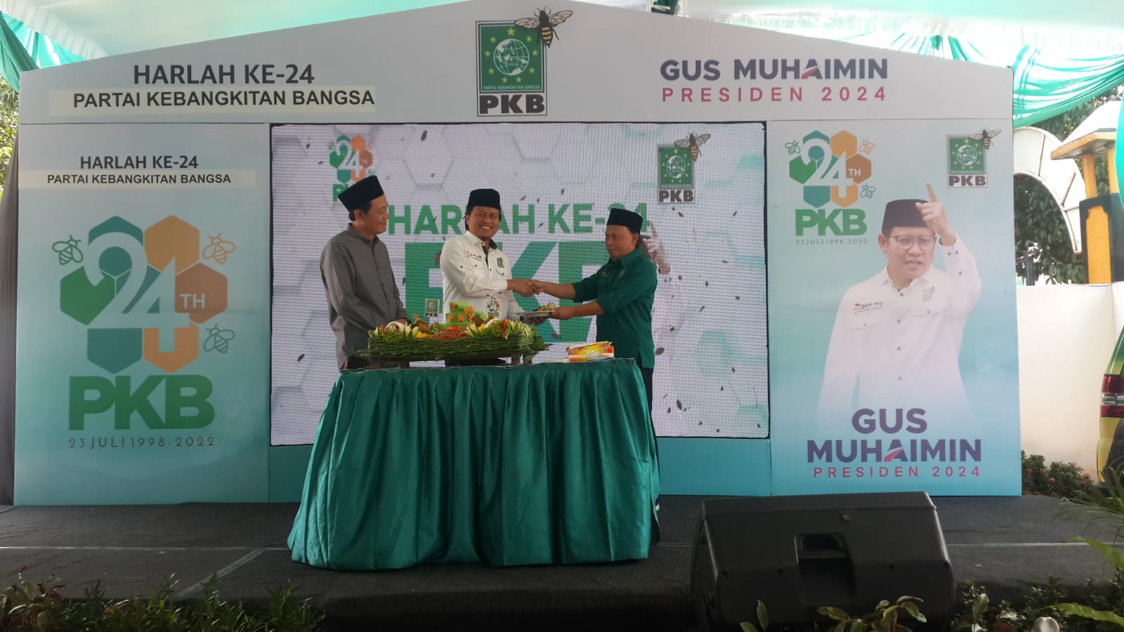 Ketua DPW PKB Jateng, KH. M. Yusuf Chudlori didampingi Ketua Dewan Syuro PKB Kota Semarang, KH. Sholahuddin Shodaqah menyerahkan potongan tumpeng kepada Ketua DPC PKB Kota Semarang, H. M. Mahsun dalam peringatan Harlah ke 24 PKB. RIFQI/LINGKAR.CO