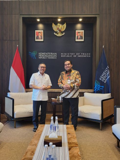 Menteri Perdagangan Zulkifli Hasan (kiri) saat menerima kunjungan Bupati Blora Arif Rohman di Kantor Kementrian Perdagangan RI Jakarta, Senin (1/8/2022). HUMAS/LINGKAR.CO
