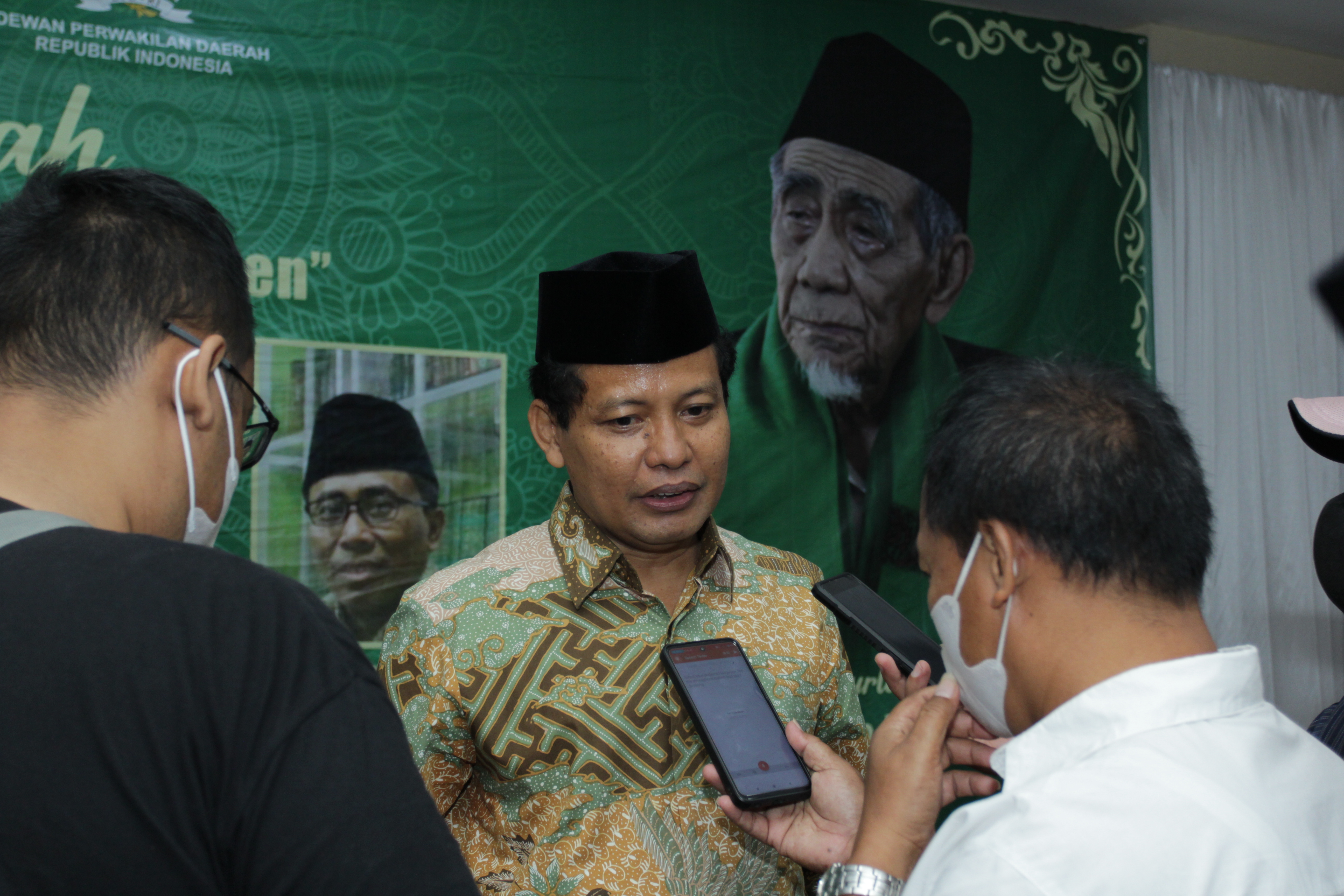 Wakil Ketua Komite I DPD RI Abdul Kholik pada acara Haul dan Halaqoh Almarhum KH. Maimoen Zubair (Mbah Moen) di Kantor DPD RI Jateng Kota Semarang, Sabtu (6/8/2022). NURSEHA/LINGKAR.CO