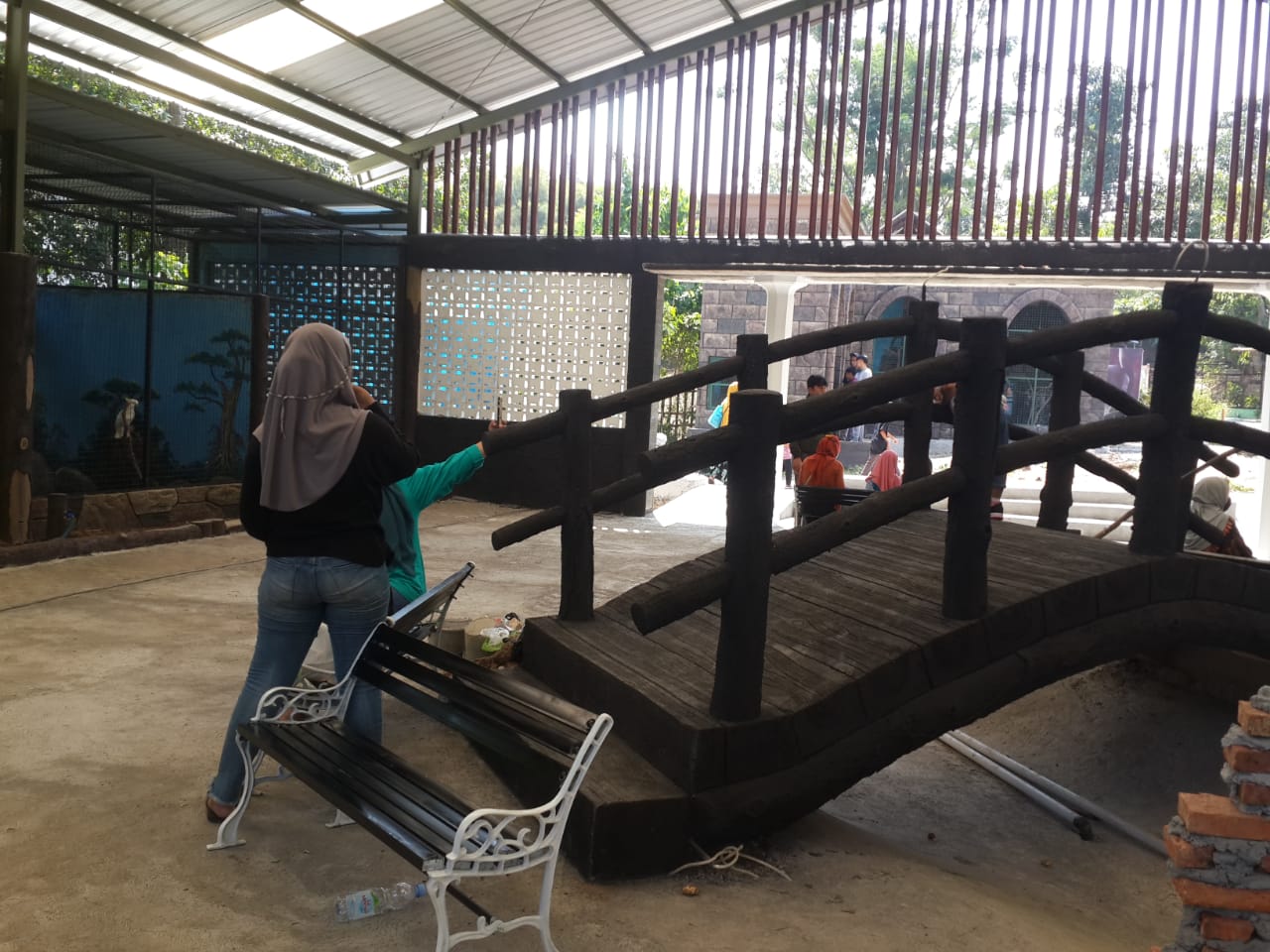seorang ibu saat menikmati suasana kandang burung baru Semarang Zoo dengan memotret putranya. (Rifqi)/LINGKAR.CO