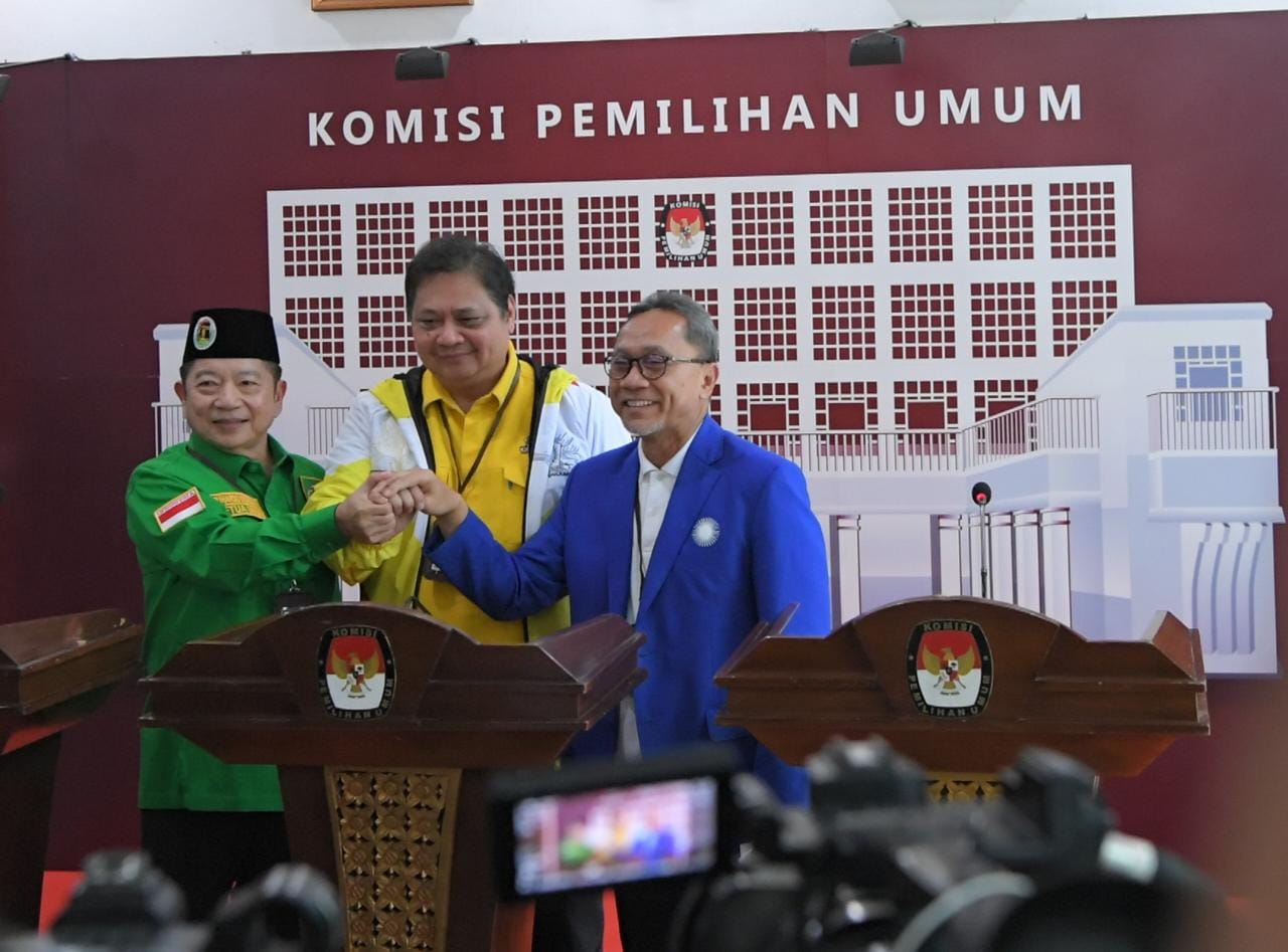 Ketum PPP Suharso Monoarfa (Kiri), Ketum Partai Golkar Airlangga Hartarto (tengah) dan Ketum PAN Zulkifli Hasan (Kiri) yang tergabung dalam Koalisi Indonesia Bersatu (KIB) berkomitmen untuk tak akan menghadirkan politik identitas pada Pemilu 2024 mendatang. IDRIS/LINGKAR.CO