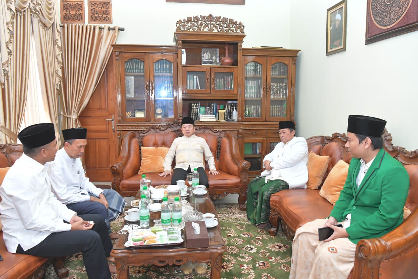 Ketua Umum PPP Suharso Monoarfa bersilaturahmi dengan Ketua Majelis Syariah PPP KH. Mustofa Aqil di Cirebon, Minggu (28/8/2022)/LINGKAR.CO