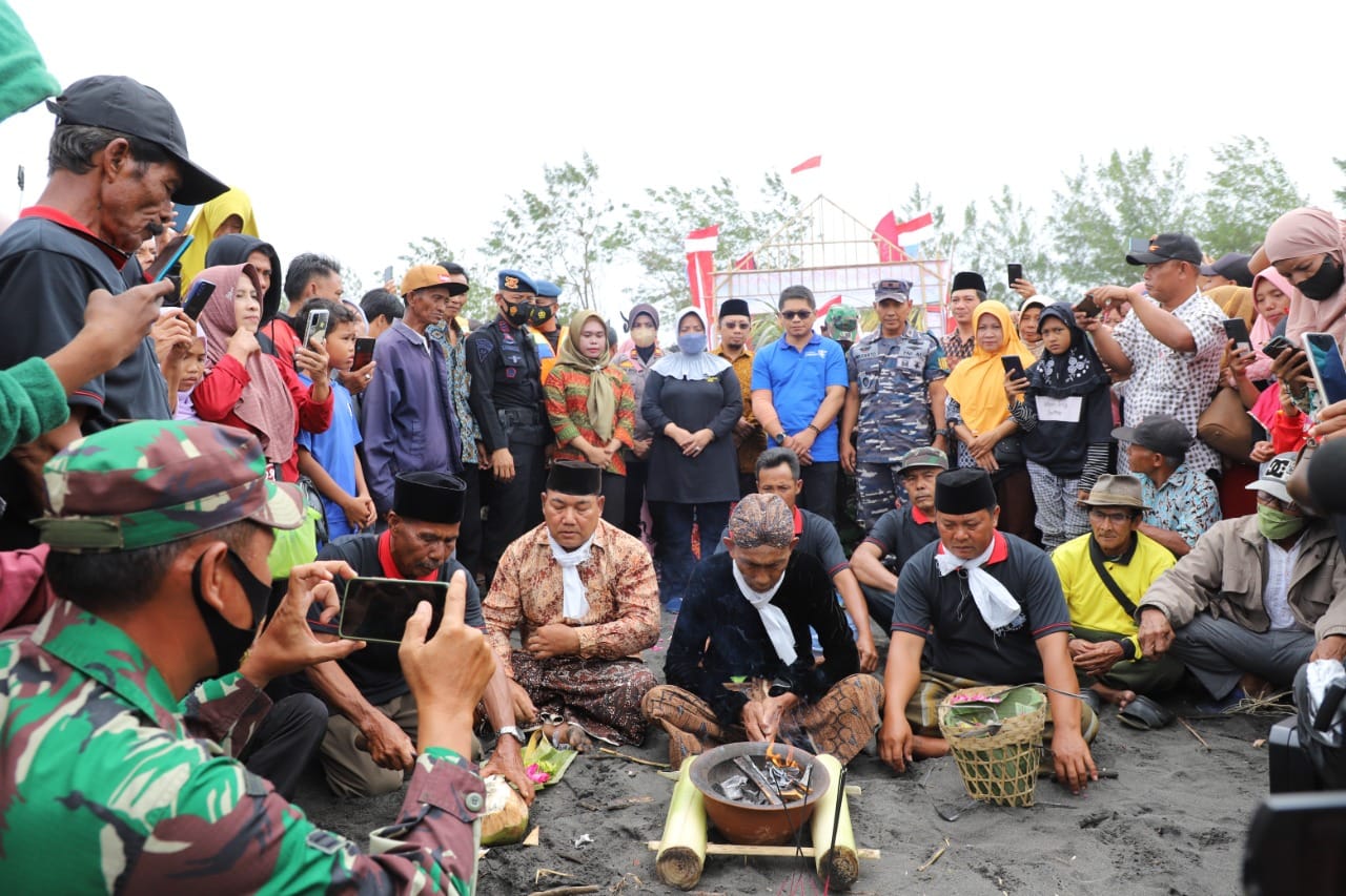 Wakil Bupati Purworejo Hj Yuli Hastuti SH menghadiri sedekah laut di Desa Kertojayan, Purworejo. Foto (Achmad Rohadi/Lingkar.co)
