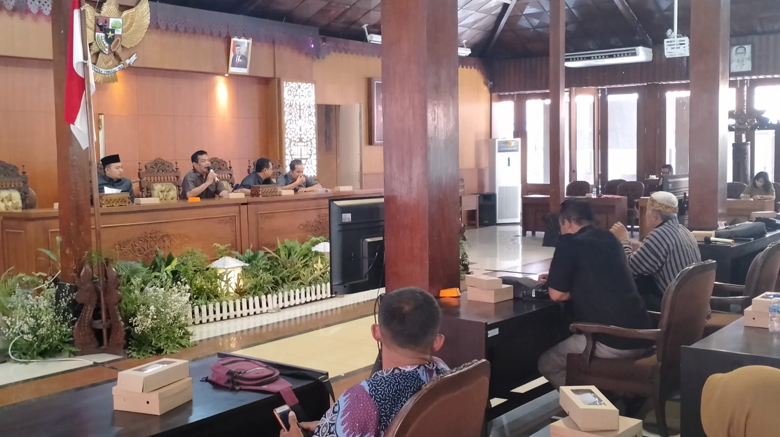 Paguyuban BPD saat melakukan audiensi dengan Komisi A DPRD Blora, Senin (19/9/2022). LILIK/LINGKAR.CO