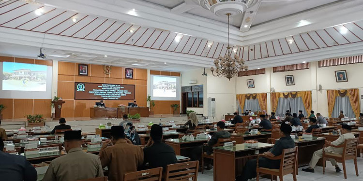 KONDUSIF: DPRD Demak menggelar rapat paripurna ke-24 masa sidang ketiga dalam agenda penyampaian pandangan umum fraksi-fraksi tentang Raperda Perubahan APBD 2022 pada Kamis, 1 September 2022. (Tomi Budianto/Lingkar.co)