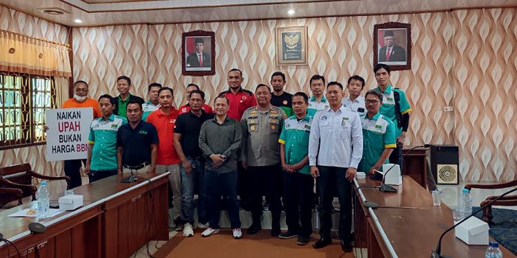 BERPOSE: Ketua DPRD Demak, Sri Fahrudin Bisri Slamet bersama Aliansi Buruh Demak (Gebrak) usai audiensi pada Kamis, 15 September 2022. (Tomi Budianto/Lingkar.co)