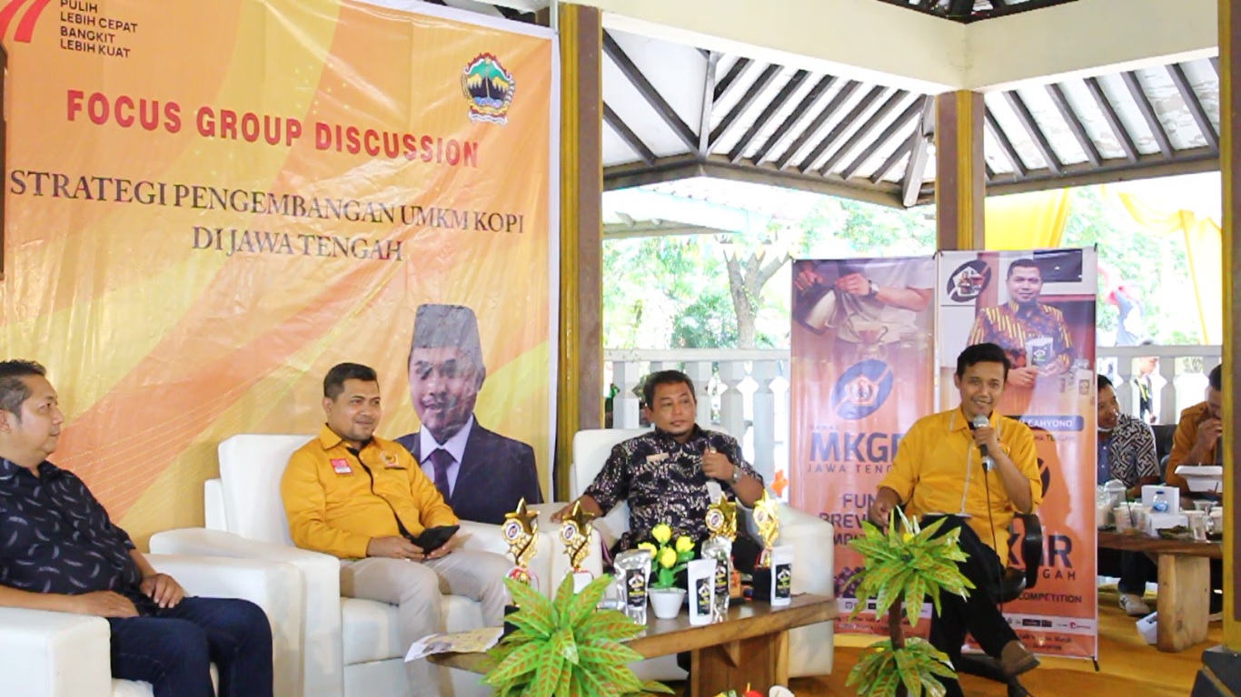 Wakil Ketua DPRD Jateng Ferry Wawan Cahyono (dua kiri) bersama dengan Kabid Industri Agro Sigit Adi Brata (dua kanan), Pelaku UMKM Kopi Haryo Kurniawan (kiri) dan Direktur Lingkar.co Muhammad Nurseha (kanan) saat FGD bertajuk Strategi Pengembangan UMKM Kopi di Jawa Tengah, Rabu (31/8/2022) di Anjungan Wonogiri Grand Maerakaca Semarang. ODY/Lingkar.co
