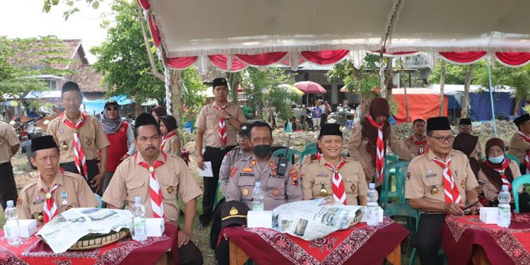 SEMANGAT: Ketua DPRD Demak, Sri Fahrudin Bisri Slamet (kedua dari kanan) selaku Ketua Kwarcab Demak saat menghadiri pembukaan Jambore Ranting (Jamran) Kwartir Ranting (Kwarran) Karanganyar tahun 2022 pada beberapa waktu lalu. (Tomi Budianto/Lingkar.co)