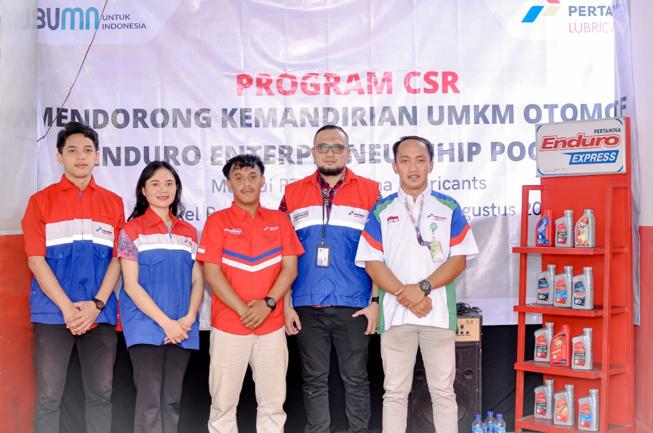 sales area spv PTPL bersama pemuda bengkel lakukan foto bersama. LILIK/LINGKAR.CO