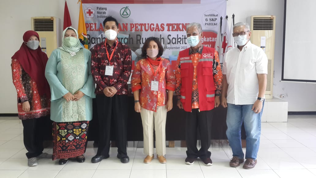 Ketua PMI Jateng Sarwa Pramana dan instruktur berfoto bersama dua perwakilan peserta seusai penyematan tanda peserta (rifqi)/LINGKAR.CO