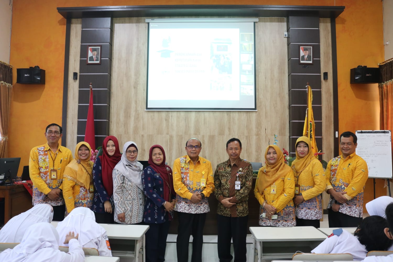 Foto bersama tim pengabdian masyarakat jurusan BK Unnes bersama Prof DYP Sugiharto saat memberikan seminar kepada siswa SMAN 15 Kota Semarang. RIFQI/LINGKAR.CO