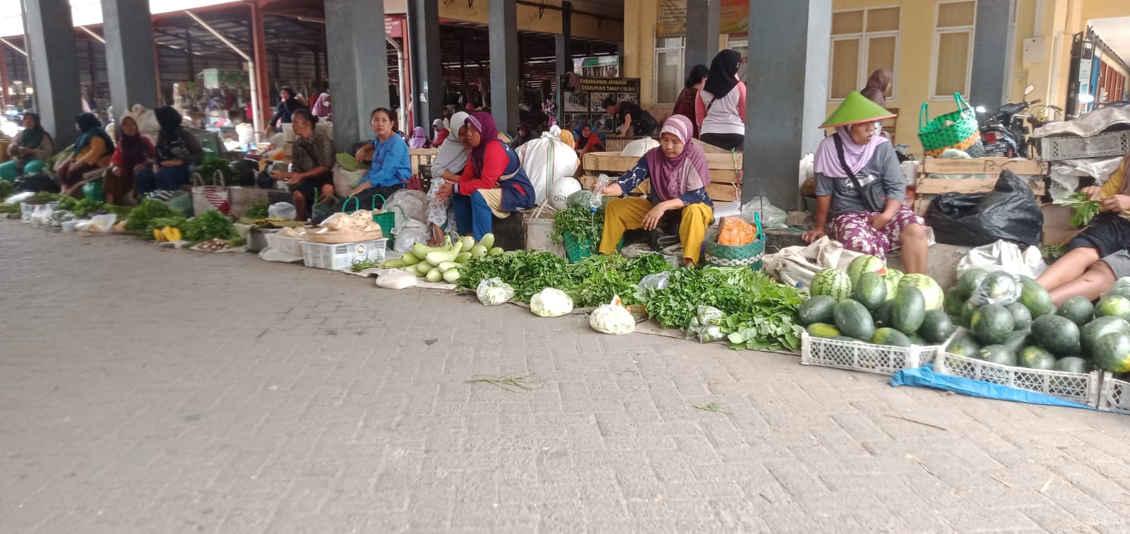 Suasana Pasar Rakyat Sidomakmur/LINGKAR.CO/LILIK YULIANTORO