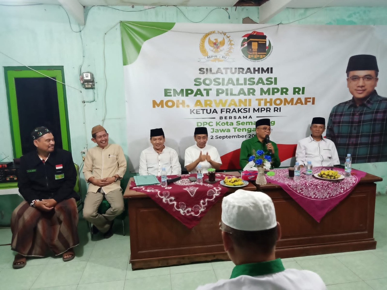 Ketua Fraksi PPP MPR RI Arwani Thomafi (dua kanan) saat sosialisasikan empat pilar MPR RI di Kantor DPC PPP Kota Semarang, Jumat (2/9/2022). NURSEHA/LINGKAR.CO