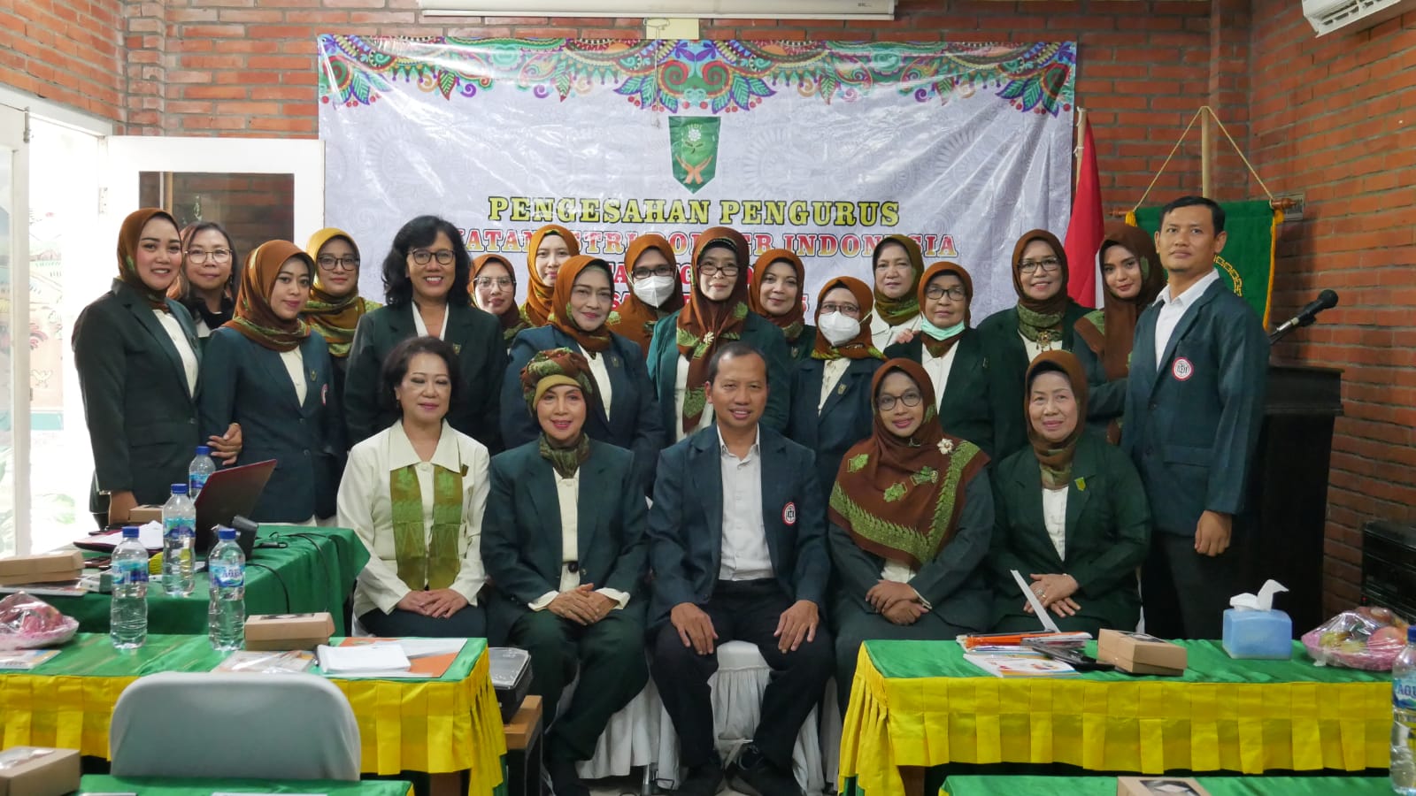 Usai dikukuhkan Ikatan Istri Dokter Indonesia (IIDI) cabang Blora lakukan foto bersama dengan IDI Blora. LILIK/LINGKAR.CO