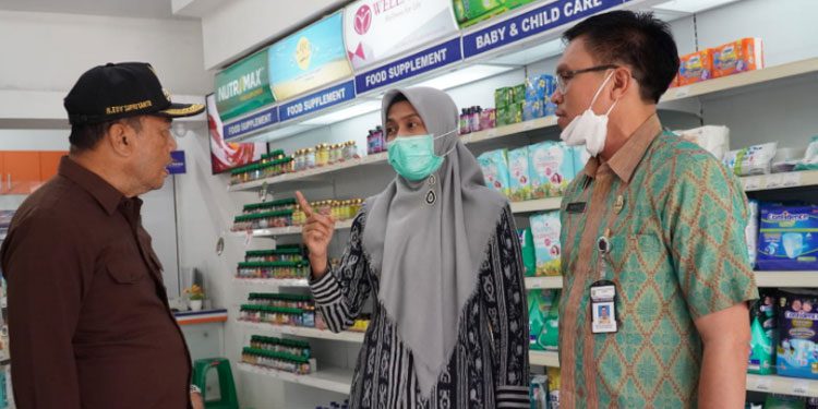 MENINJAU: Pj Bupati Jepara, Edy Supriyanta saat meninjau sejumlah apotek dan Puskesmas di Kabupaten Jepara terkait obat sirup yang disinyalir jadi penyebab gangguan ginjal akut. (Istimewa/Lingkar.co)