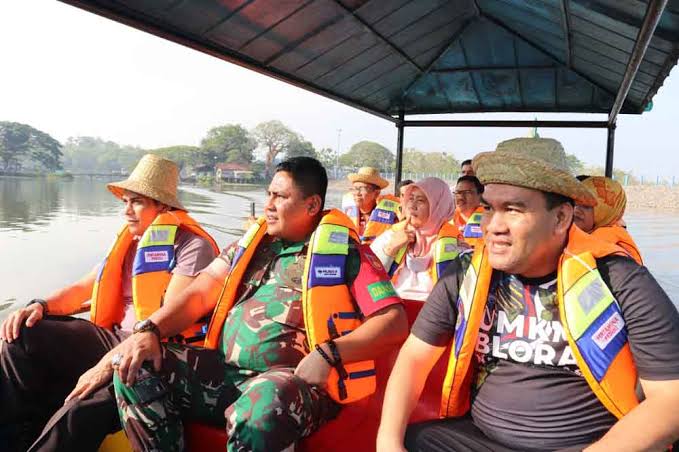 Bupati Blora Arief Rohman bersama jajarannya saat berkunjung ke waduk Tempuran beberapa waktu lalu. LILIK/LINGKAR.CO