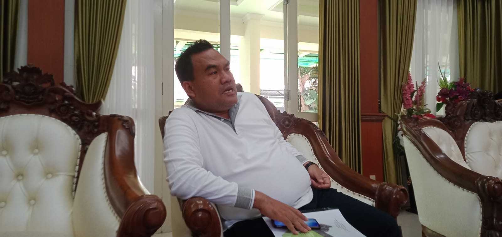 Bupati Arief Rohman saat memberikan keterangan kepada Lingkar.co di Kediaman Rumah dinas Bupati Blora, Jumat (14/10/2022). LILIK/LINGKAR.CO