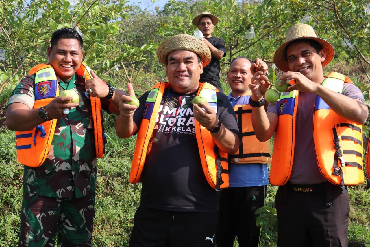 Bupati Blora Arief Rohman saat mempromosikan wisata petik jambu di kawasan wisata Waduk Tempuran. LILIK/LINGKAR.CO