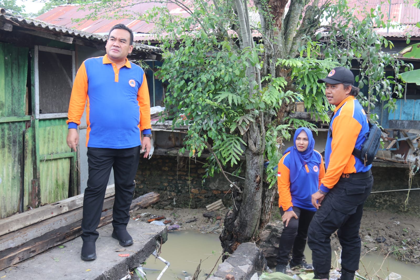 Bupati Blora Arief Rohman bersama Wakil Bupati Blora Tri Yuli Setyowati saat meninjau banjir di Cepu/ LINGKAR.CO / Lilik Yuliantoro