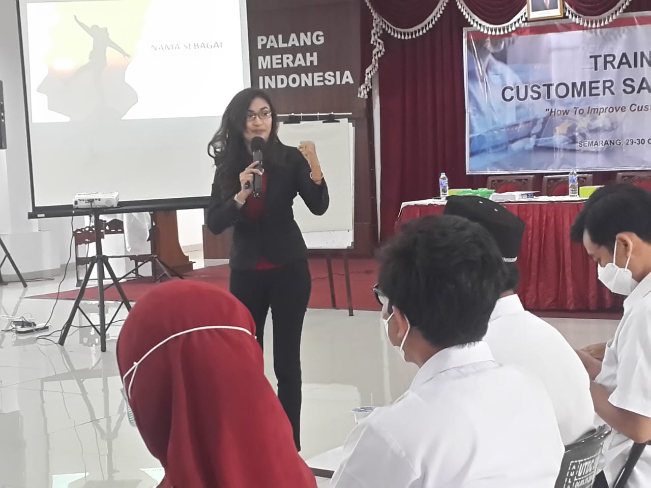 Founder sekaligus Trainer VCTAMA Academy, Vika Himawanti Suprapoto, SE, C.PS saat memulai sesi Customer Satisfaction bagi staf dan karyawan di Aula Lt.4 UDD PMI Kota Semarang/LINGKAR.CO/Ahmad Rifqi Hidayat