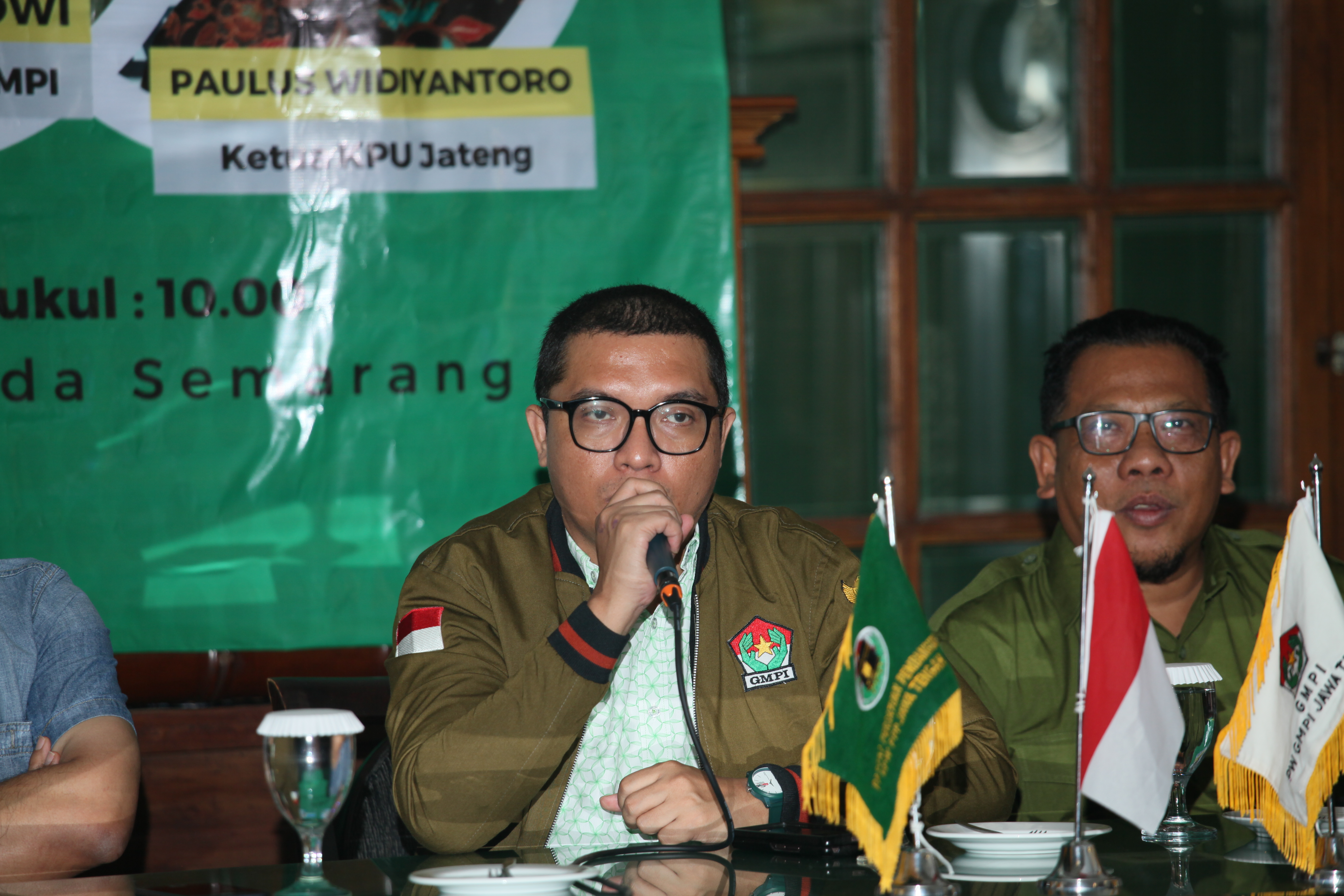 Ketum PP GMPI Achmad Baidowo (kiri) bersama ketua PW GMPI Jateng Nurul Furqon (kanan) saat FGD di Toko Oen Semarang, Senin (7/11/2022). NURSEHA/LINGKAR.CO
