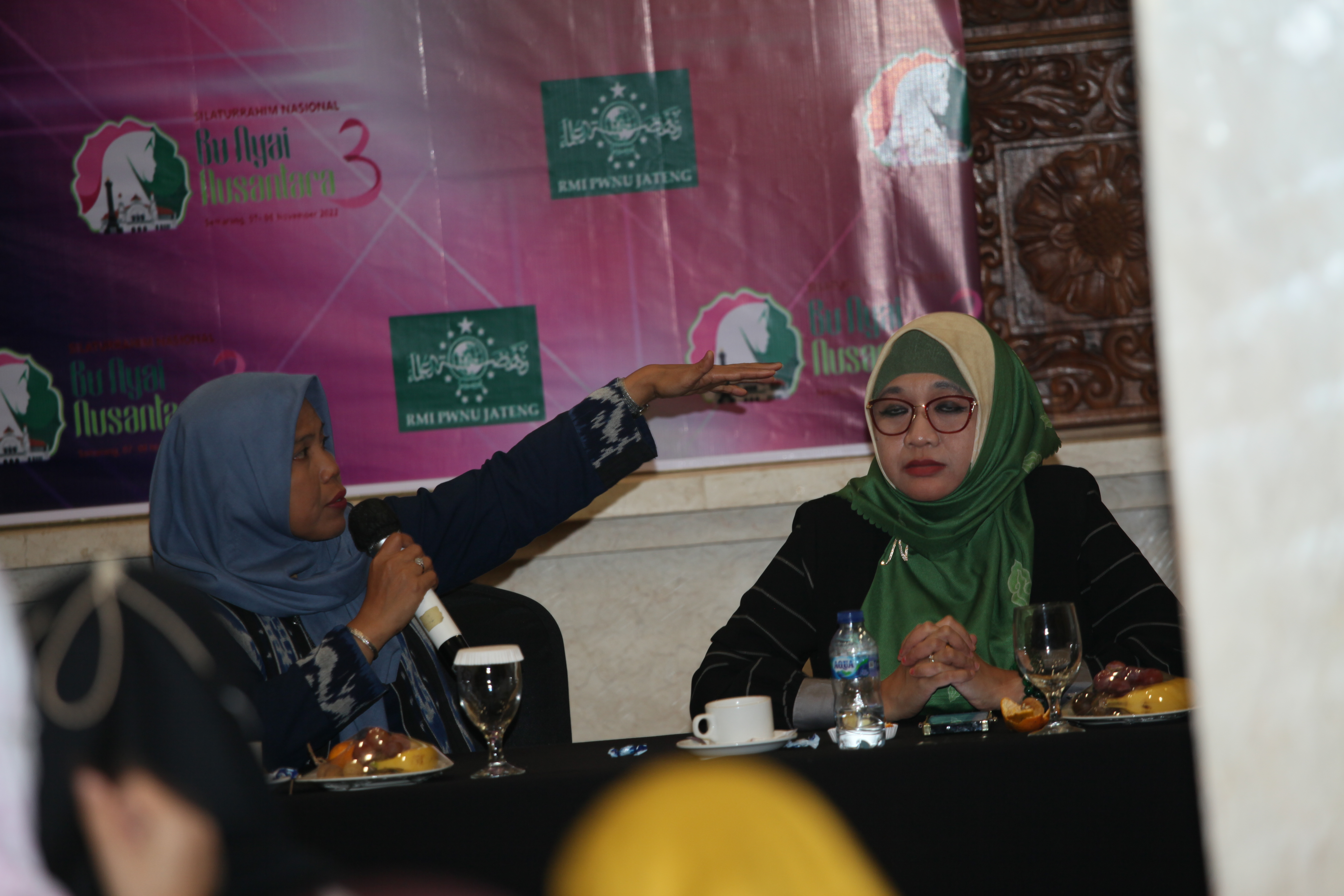 Anggota DPRD Provinsi Jateng Inna Hadinala (kanan) bersama Bu Nyai Nur Rofiah saat FGD Silatnas III Bu Nyai Nusantara di Hotel Patrajasa Semarang, Senin, (7/11/2022) malam. NURSEHA/LINGKAR.CO