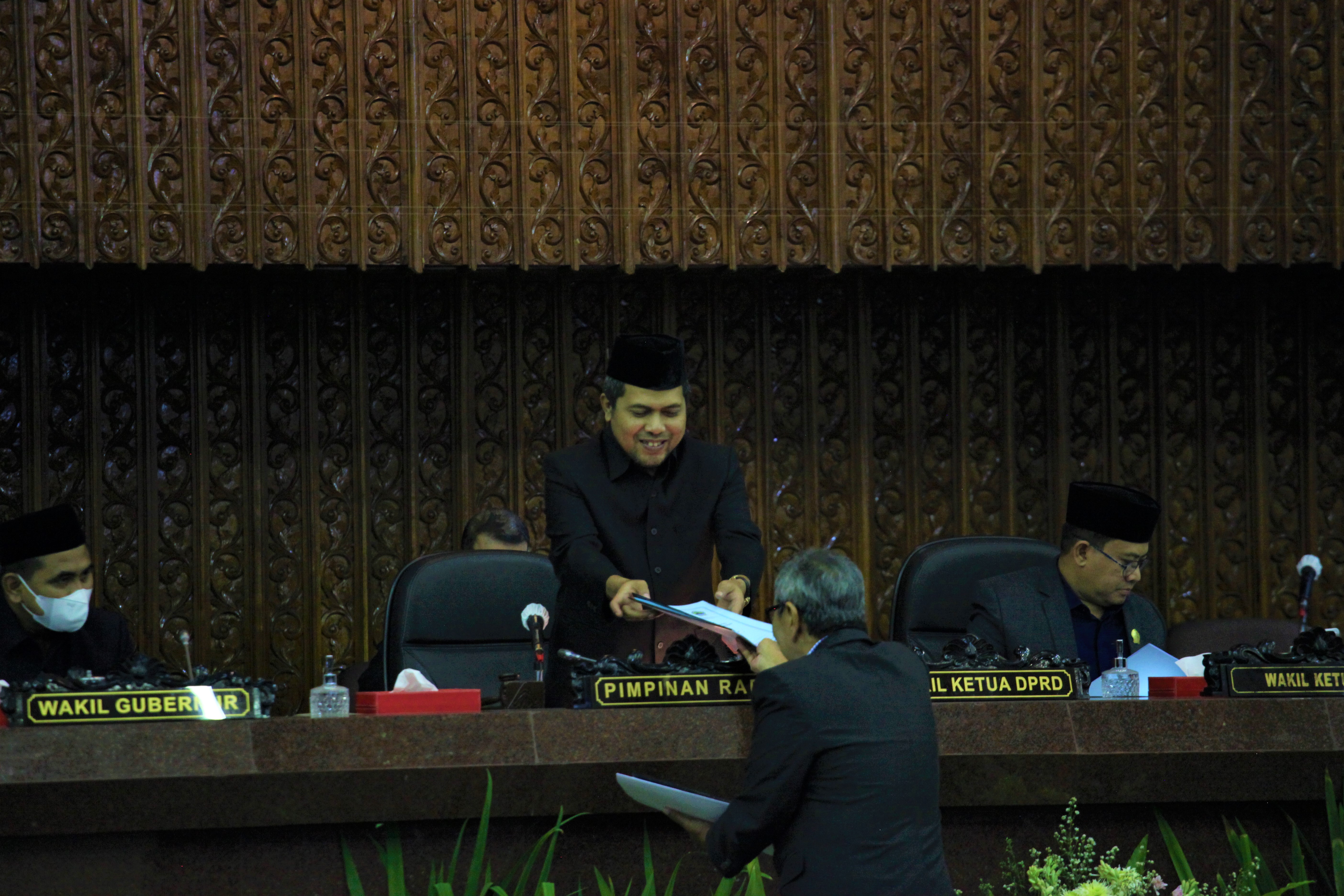 Wakil Ketua DPRD Provinsi Jateng, Ferry Wawan Cahyono saat memimpin sidang paripurna pembahasan APBD 2023 Jateng. NURSEHA/LINGKAR.CO