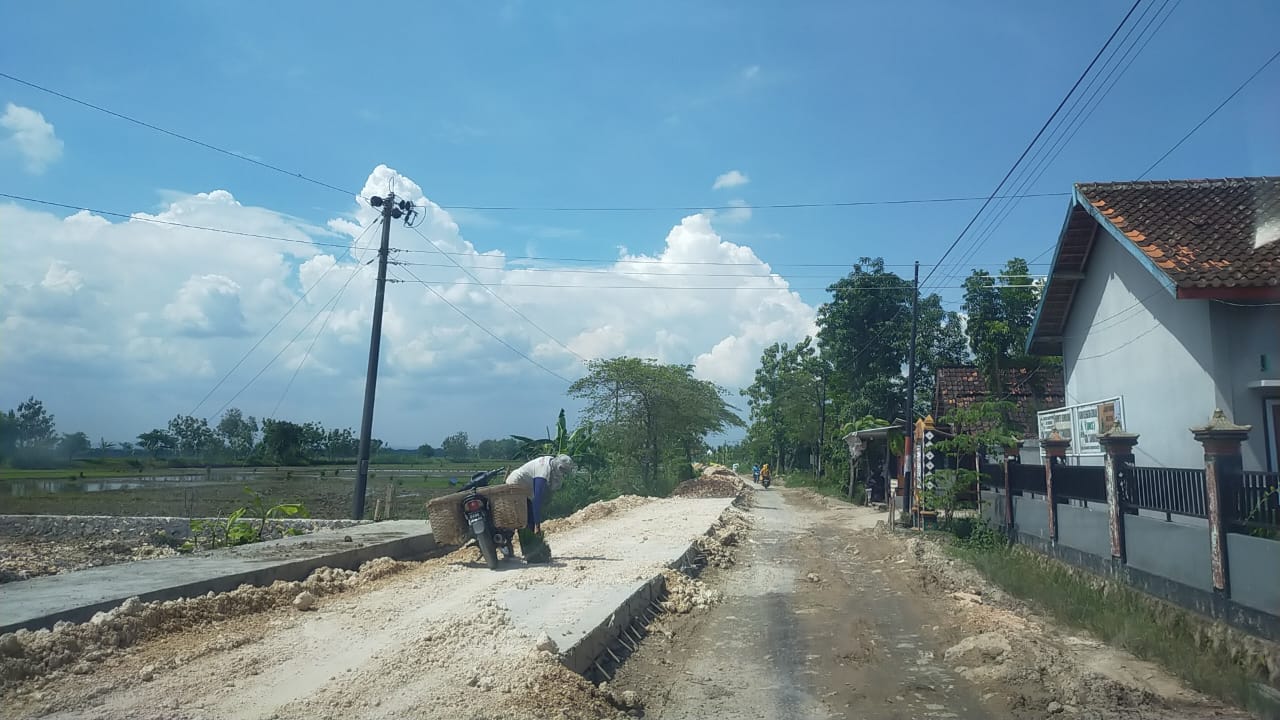 Salah satu proyek pengerjaan infrastruktur jalan di Kabupaten Blora, Siswanto mendorong Pemkab Blora untuk dapat menyelesaikan seluruh pekerjaan pada awal Desember 2022. LILIK/Lingkar.co