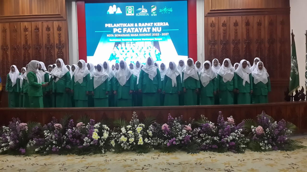 Ketua PC Fatayat NU Kota Semarang, Nyai Hj. Istighfaroh saat menerima berkas Surat Keputusan (SK) kepengurusan dari Ketua PW Fatayat NU Jawa Tengah, Hj. Tazkiyatul Muthmainnah usao dilantik di Gedung Moh. Ihsan Lt.8, Balaikota Semarang. RIFQI/LINGKAR.CO